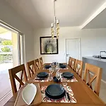 Les Romarins Pour 8 Personnes Avec Vue Panoramique Et Piscine Chauffee A La Londe-les-Maures
