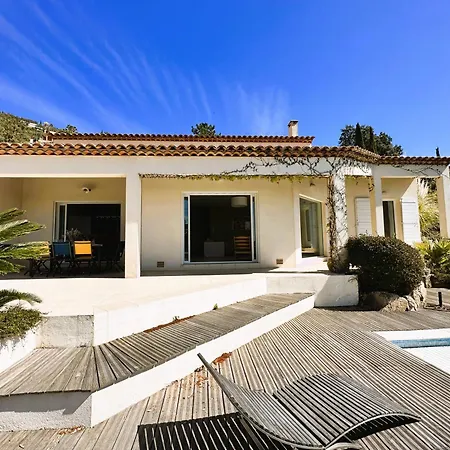 Les Romarins Pour 8 Personnes Avec Vue Panoramique Et Piscine Chauffee A Vila La Londe-les-Maures