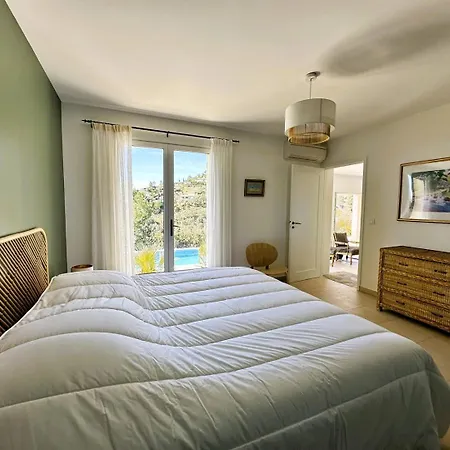 Les Romarins Pour 8 Personnes Avec Vue Panoramique Et Piscine Chauffee A 别墅 *