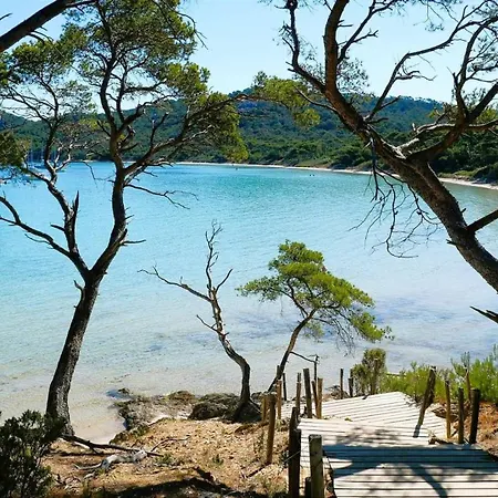 别墅 Les Romarins Pour 8 Personnes Avec Vue Panoramique Et Piscine Chauffee A *